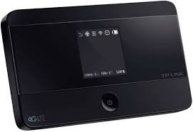 TP-Link M7350 4G LTE-Advanced Mobile WiFi dengan layar display indikator status koneksi dan baterai.