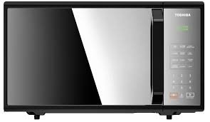 Microwave Grill Toshiba MM-EG24P(BM) berwarna hitam minimalis dengan kapasitas 24 liter. Menampilkan pintu kaca gelap tanpa pegangan (push button), panel kontrol digital di sisi kanan dengan layar LED, dan 8 menu otomatis untuk memasak serta memanggang.