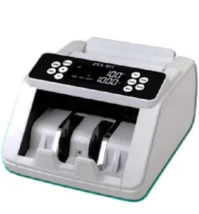 Mesin penghitung uang otomatis ZSA portable berwarna putih abu-abu. Alat ini memiliki panel kontrol hitam di bagian depan dengan tombol-tombol putih dan layar digital yang menampilkan angka '100' dan '1000'. Bagian depannya memiliki dua roda penggulung uang berbahan logam.